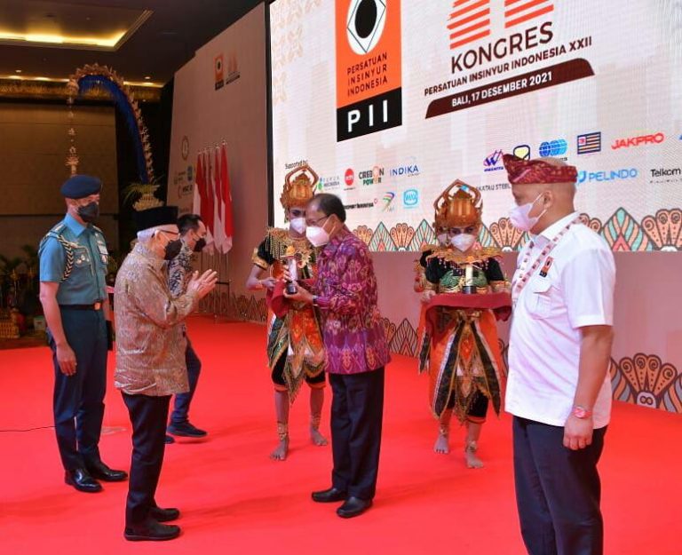 Gubernur Bali, Wayan Koster Wakili Keluarga Bung Karno Menerima Penghargaan Outstanding Lifetime Achievement Award untuk Ir. Soekarno