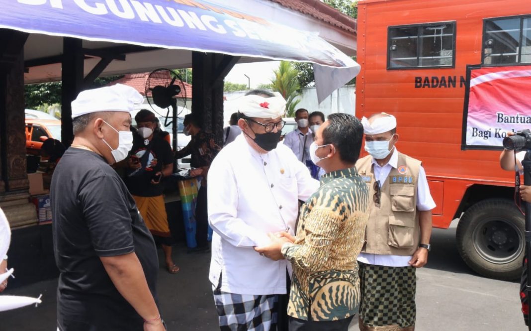 Wagub Cok Ace Serahkan Bantuan Peduli Korban Erupsi Gunung Semeru Dari Pemprov Bali