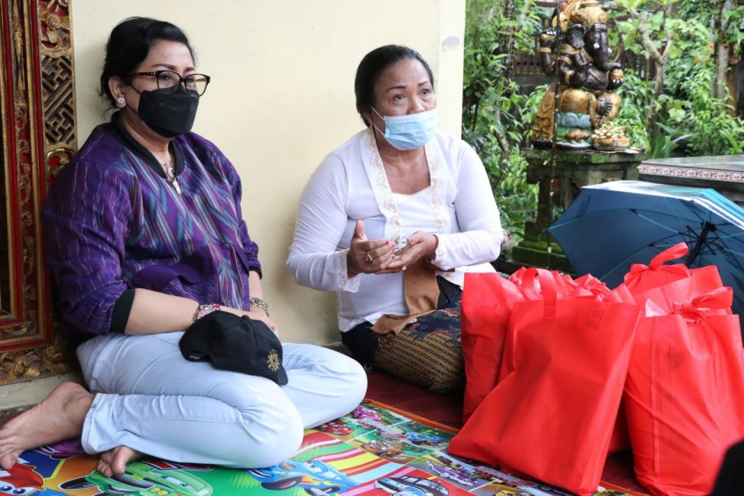 Ny. Putri Koster Sapa dan Berbagai Kepada Para Seniman