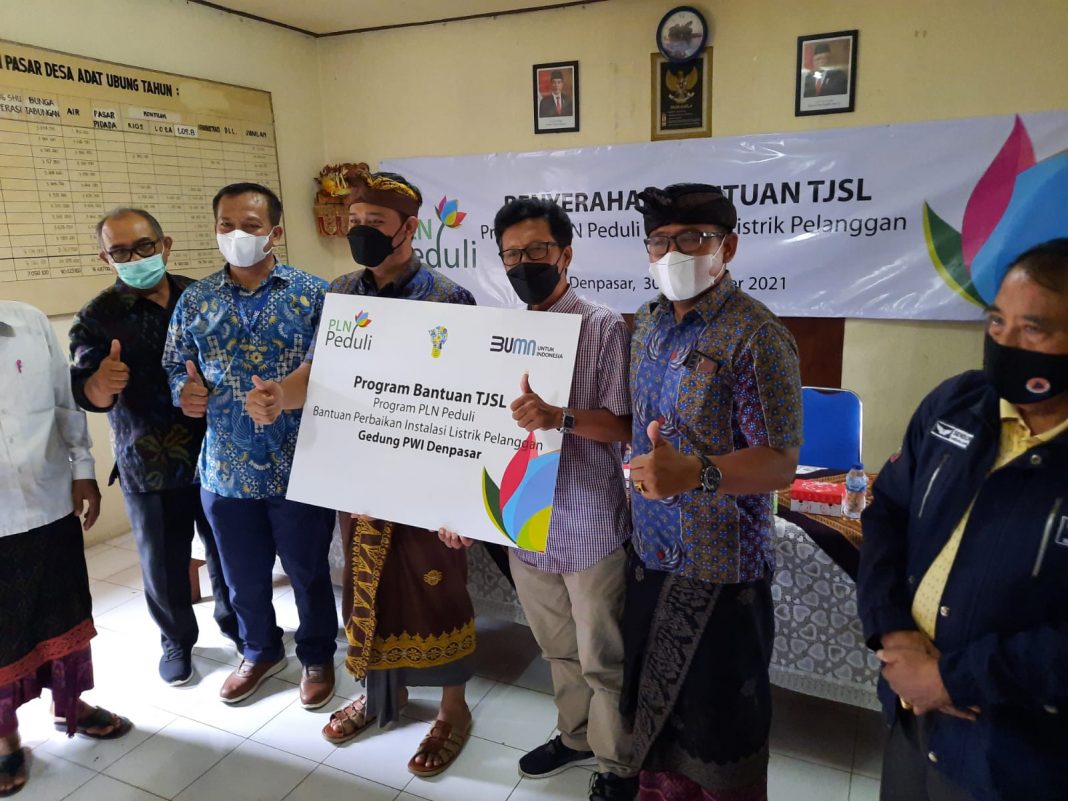 Keberlangsungan Sinergitas, PLN Serahkan Bantuan Program TJSL kepada PWI Bali