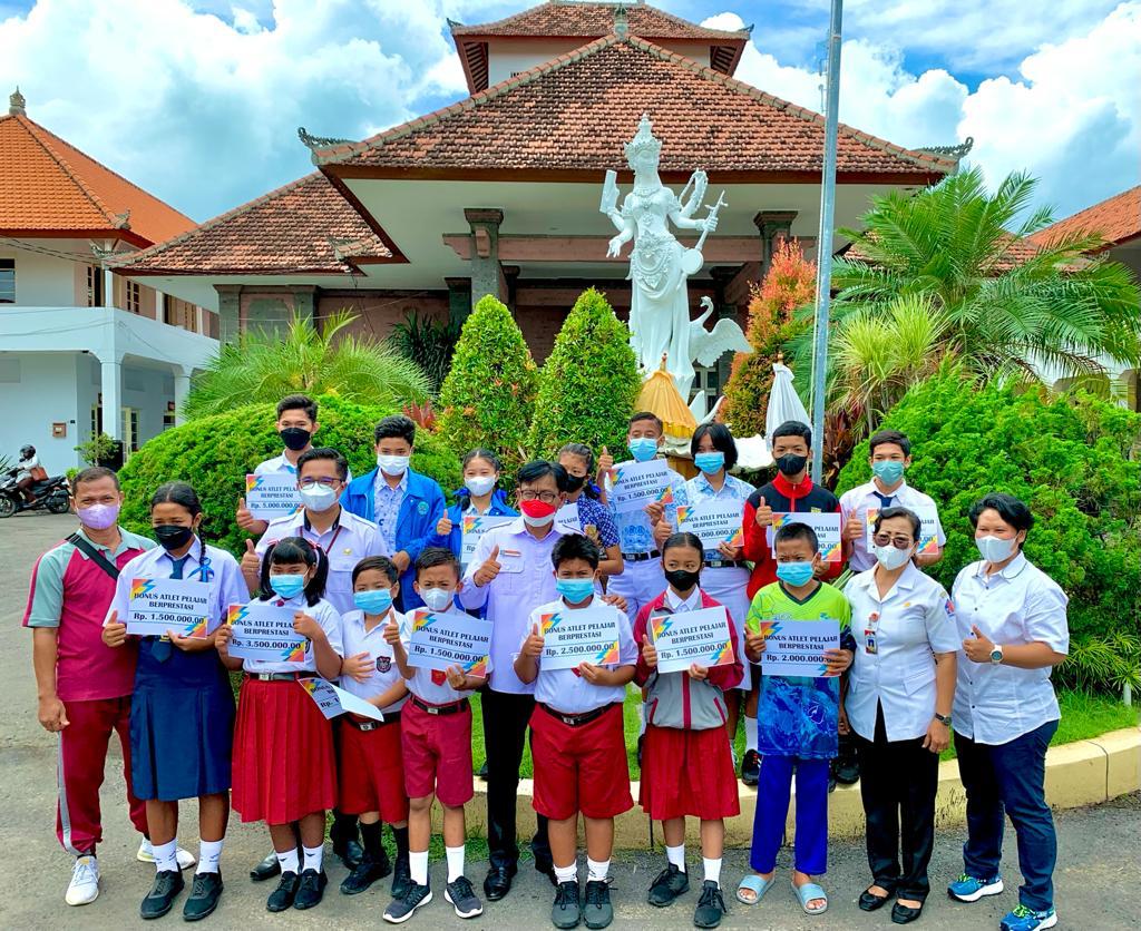 Sebagai Bentuk Apresiasi, Pemkab Buleleng Serahkan Bonus bagi Atlet Berprestasi