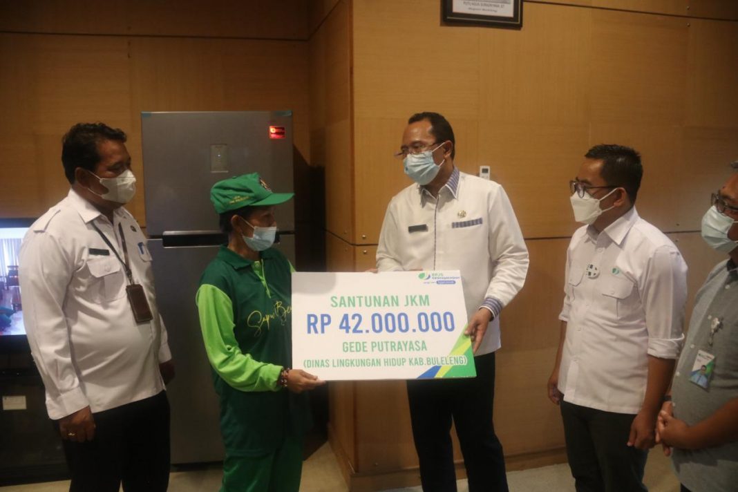 BPJS Berikan Santunan Kepada Salah Satu Pegawai DLH Buleleng