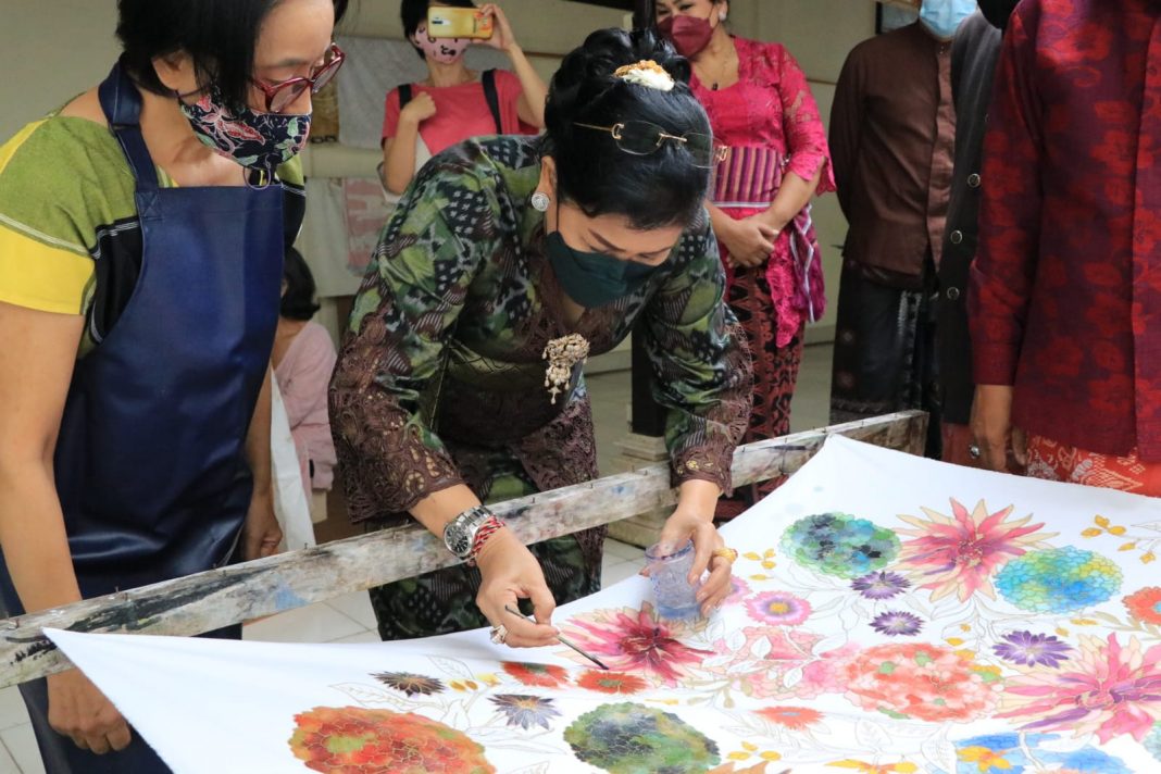 Ny. Putri Koster Tinjau Pengerajin Batik di Ubud