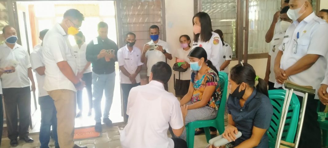 Bupati Agus Taolin Serahkan Bansos Untuk Puluhan Penyandang Disabilitas