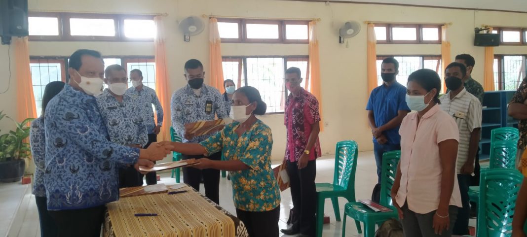 Bupati Agus Taolin Serahkan Bantuan Perlengkapan Sekolah PAUD