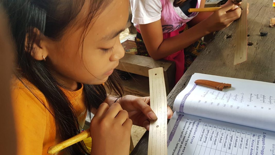 Lestarikan Budaya Bali, Penyuluh Bahasa Bali Kembali Buka Pelatihan Menulis Lontar Gratis