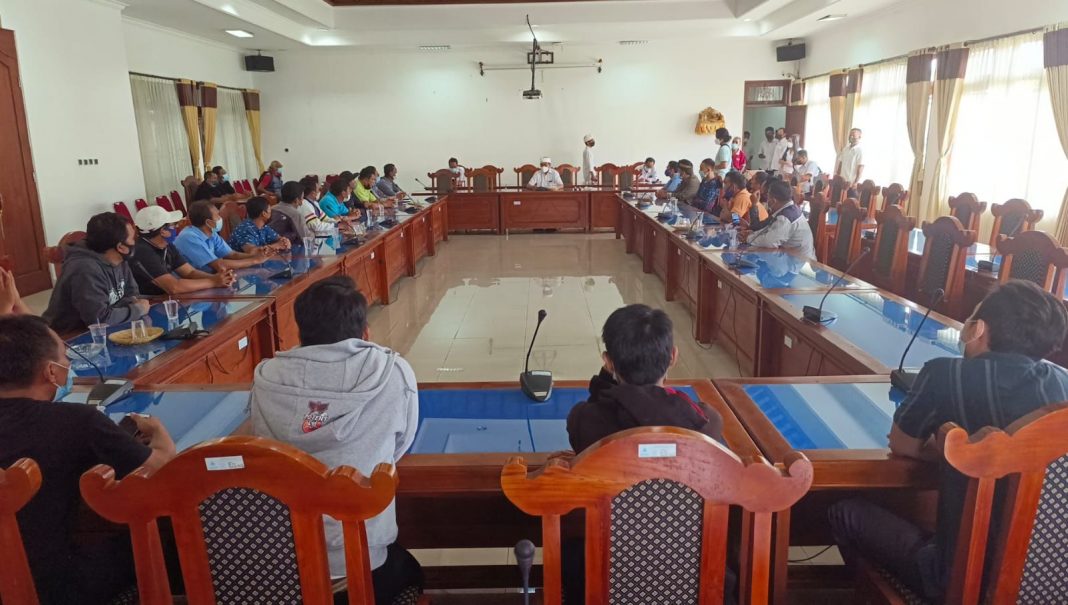 Puluhan Karyawan Yeh Buleleng Datangi Gedung Dewan
