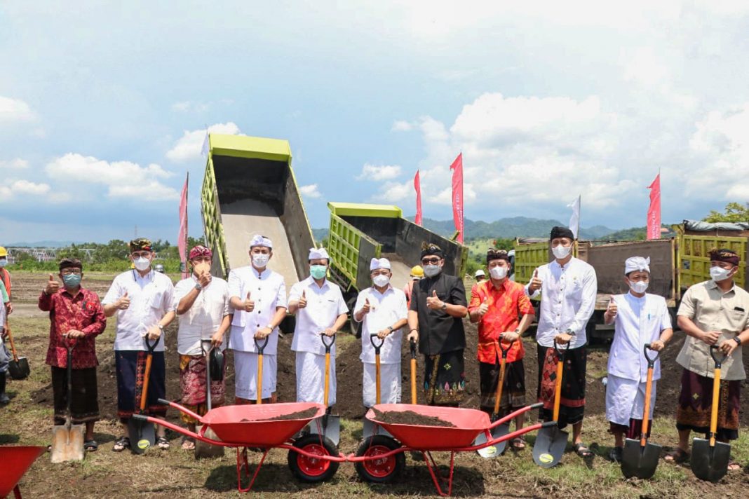 Gubernur Wayan Koster Secara Resmi Memulai Pekerjaan Pematangan Lahan Kawasan Pusat Kebudayaan Bali di Kabupaten Klungkung