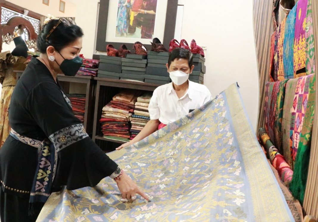 Ny Putri Koster Edukasi Perajin Tenun untuk Jual Produk Berkualitas dengan Harga Pantas
