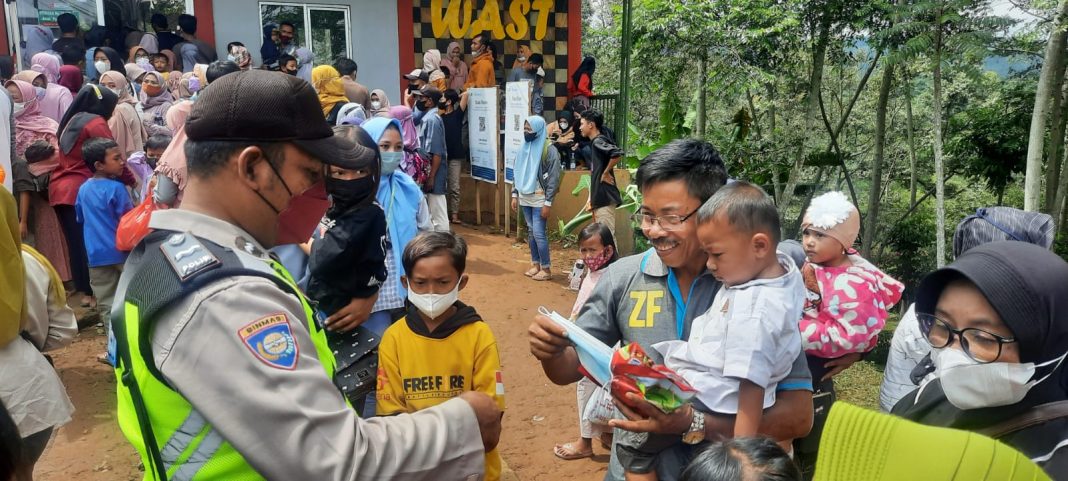 Cegah Persebaran COVID-19, Petugas Bagikan Masker Untuk Pengunjung