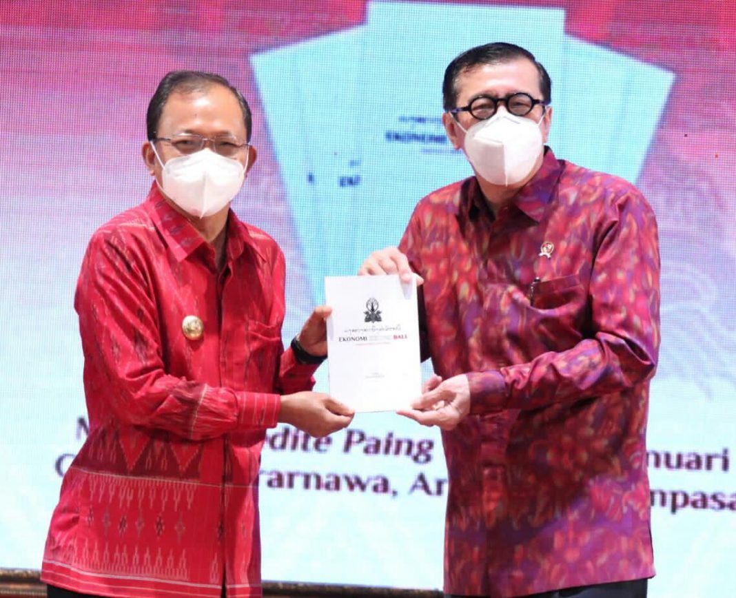 Menkumham Yasonna Berikan Gubernur Koster Surat Pencatatan Kekayaan Intelektual Dengan Judul Ciptaan Buku “Ekonomi Kerthi Bali” Membangun Bali Era Baru
