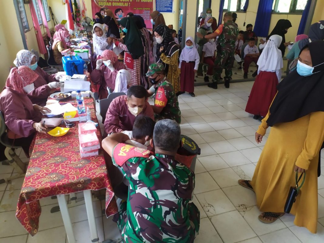 Babinsa Koramil Babulu Dampingi Pelaksanaan Vaksinasi Covid-19 Untuk Usia Dini