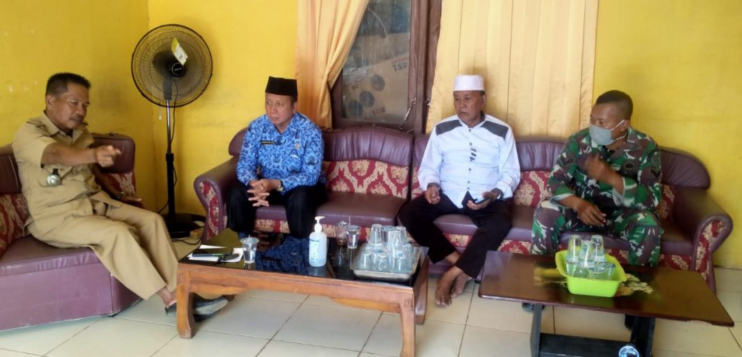 Selalu Bersinergi, Babinsa Sari Nadi Komsos Bersama Kepala Desa