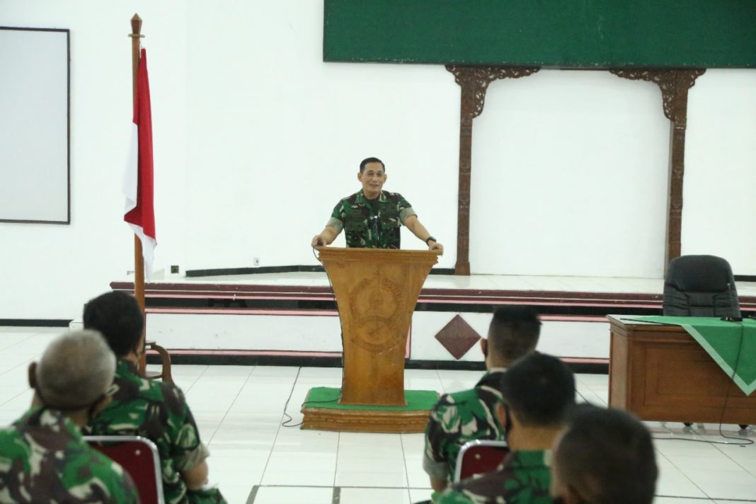 Danrem 071/Wijayakusuma Berikan Jam Komandan