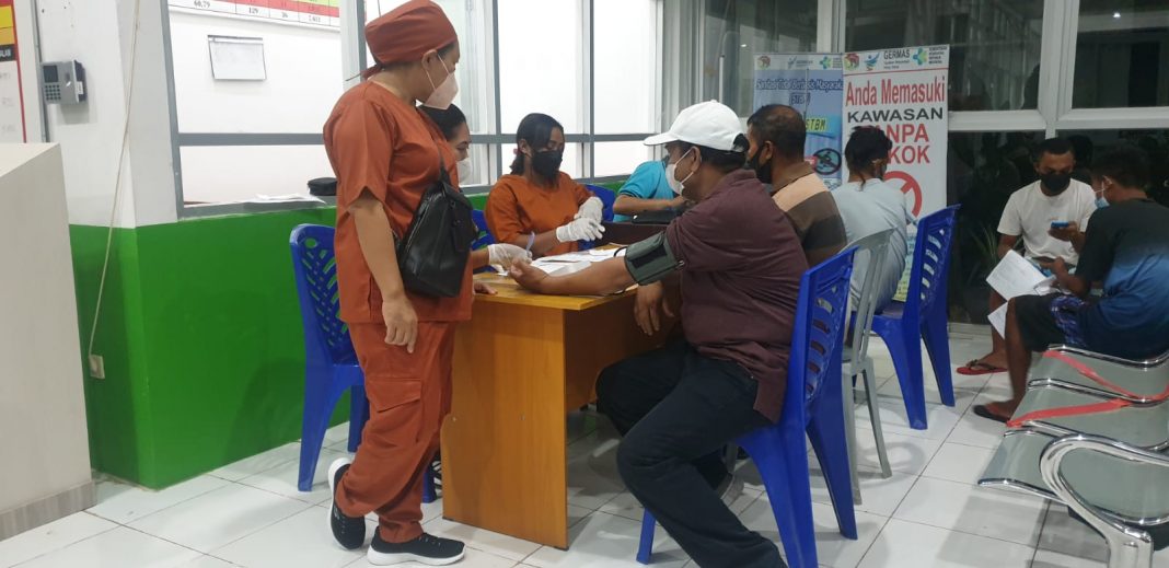 Kadis Kesehatan Belu Pantau Vaksinasi Covid-19 Malam Hari