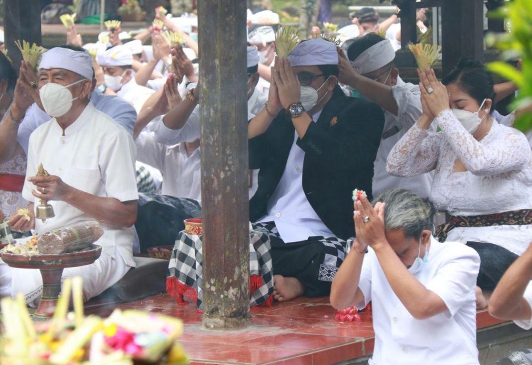 Purnama Sasih Kaulu, Bupati Tabanan Ucap Syukur di Pura Luhur Batukau