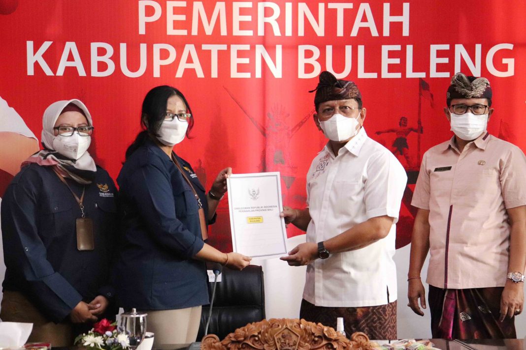 Wabup Sutjidra Terima Hasil Penilaian Standar Pelayanan Publik dari Ombudsman.