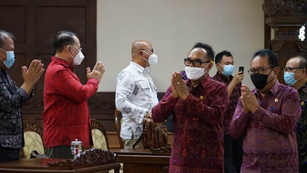 Hadiri Sidang Paripurna DPRD Bali, Wagub Cok Ace Sampaikan Perubahan Materi Raperda Provinsi Bali tentang Perubahan Kedua Atas Perda Nomor 5 Tahun 2010