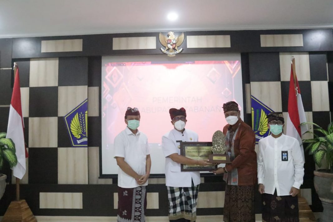 Pemkab Tabanan Raih Penghargaan Pemda Terbaik Dalam Pengelolaan DAK Fisik, Dana Desa dan KUR-Umi Tahun 2021
