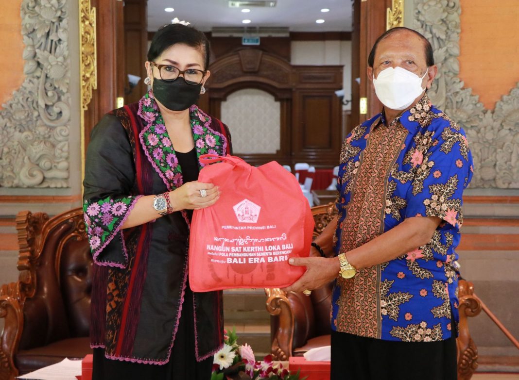 Sambut Hari Raya Nyepi, Ny. Putri Koster Menyapa dan Berbagi Kepada Lansia DPD PEPABRI