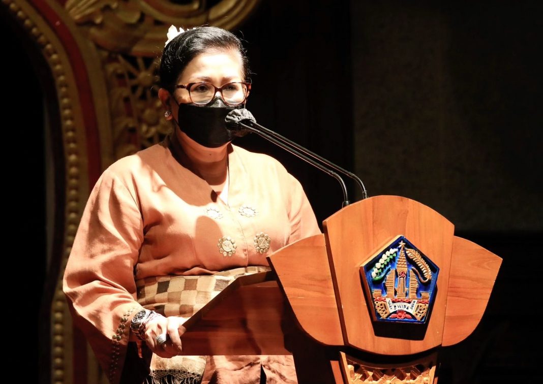 Putri Koster: Mari Kita Lestarikan Kain Tenun Endek Bali Tidak Hanya Dalam Kata Tapi Tindakan Nyata