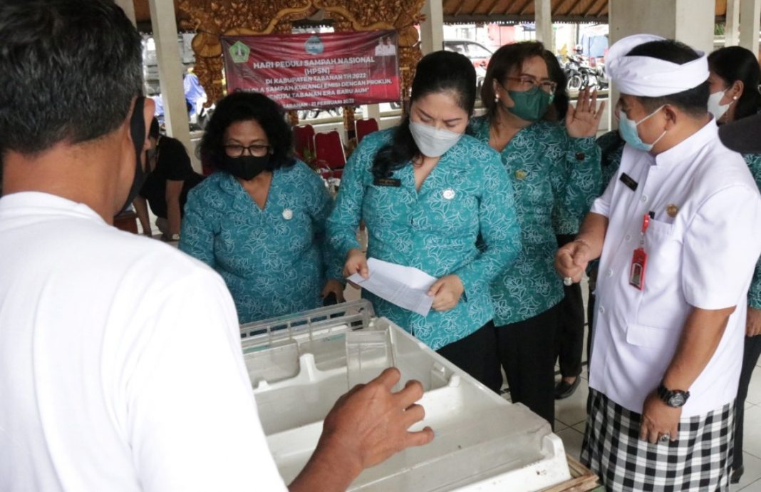 Launching Bank Sampah, Ny. Rai Wahyuni Sanjaya : Sampah Bisa Menjadi Berkah