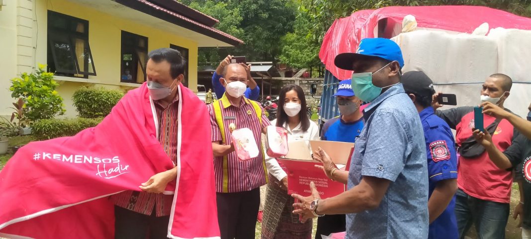 Hasil Koordinasi Pemda Belu, Pemprov NTT Berikan Bantuan 1 Trek Kepada Warga Terdampak Luapan Banjir