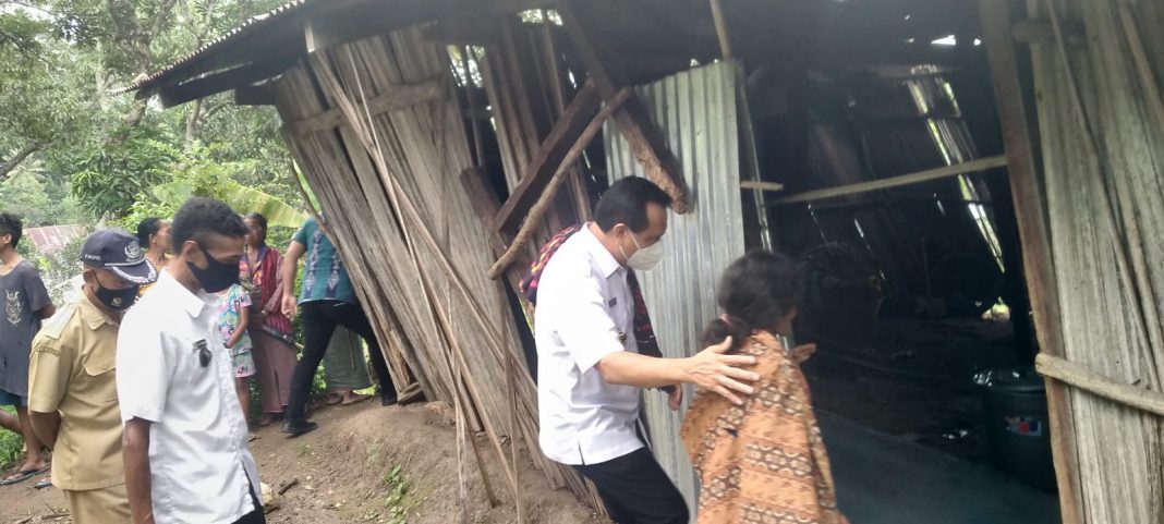 Peduli Sesama, Bupati dan Wabup Belu Respon Cepat Beri Bantuan Kepada Seorang ODJG di Desa Raifatus