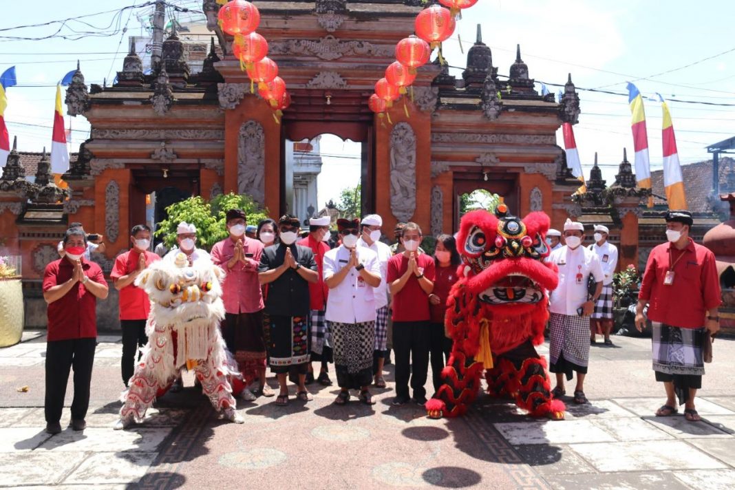 Rayakan Imlek Bersama Masyarakat di Vihara Darmacatra, Bupati Tabanan Disambut Barongsai