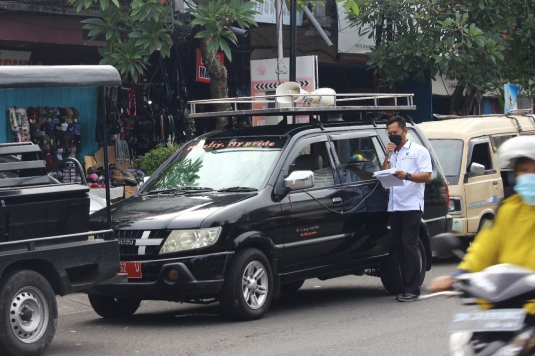 Ajak Masyarakat Tidak Takut Isoter, Tim Yustisi Cakra Nanggala Siaran Keliling Kota Singaraja