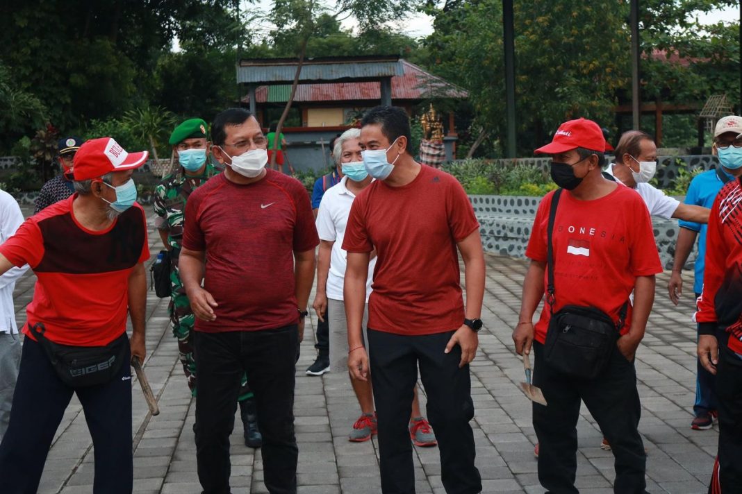 Ketua DPRD Buleleng Ikut Tanam Pohon di Setra Adat Buleleng