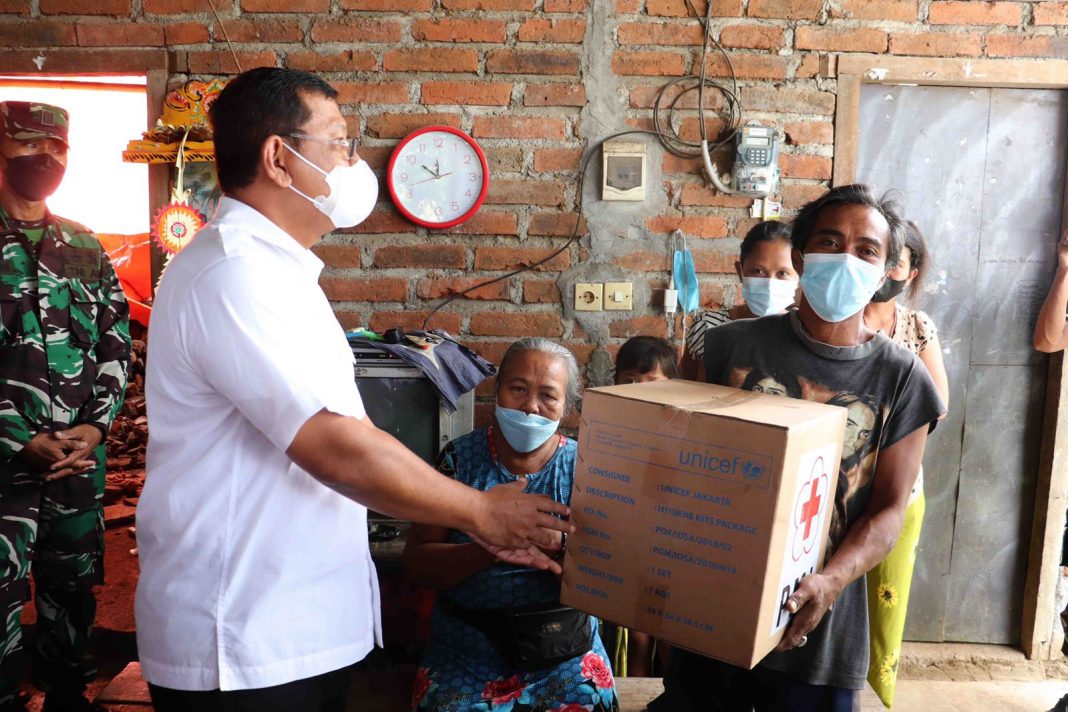 Wakil Bupati Buleleng Serahkan Bantuan Kepada Keluarga Terdampak Longsor di Desa Bebetin