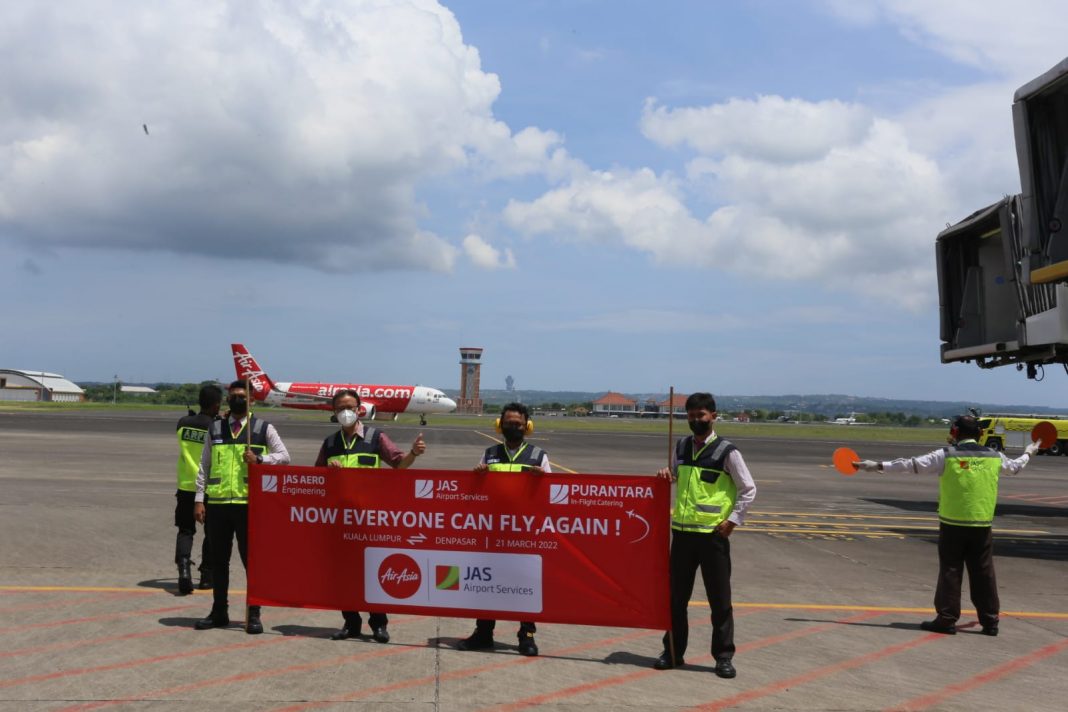 Penerbangan Langsung AirAsia Berhad dari Kualalumpur Tiba di Ngurah Rai
