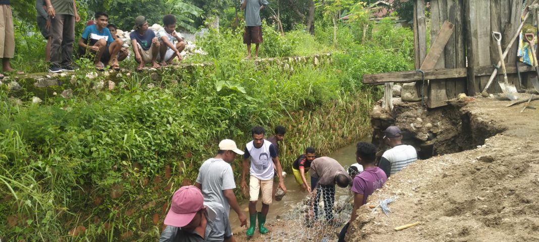 Gandeng Pemkab Belu, Masyarakat Fatubenao Gotong Royong Bangun Bronjong Yang Rusak Diterjang Banjir