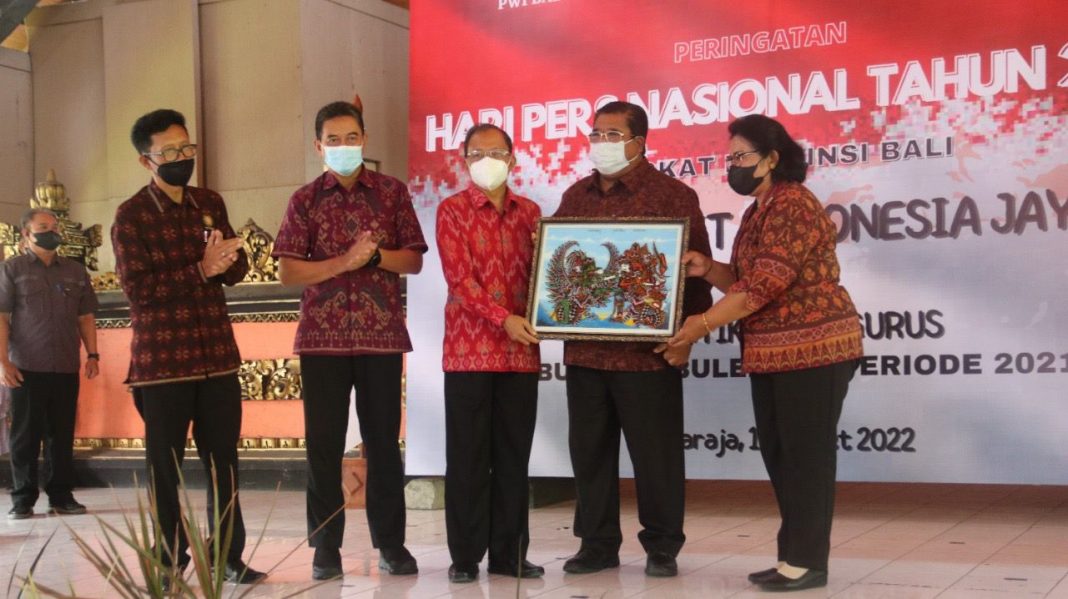 Pengurus PWI Buleleng Dilantik, Gubernur Berpesan untuk Mencerdaskan Masyarakat