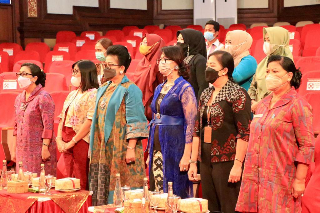 Ketua Dekranasda Provinsi Bali Ny. Putri Koster Menghadiri The Great Fashion Show of IWAPI Bali