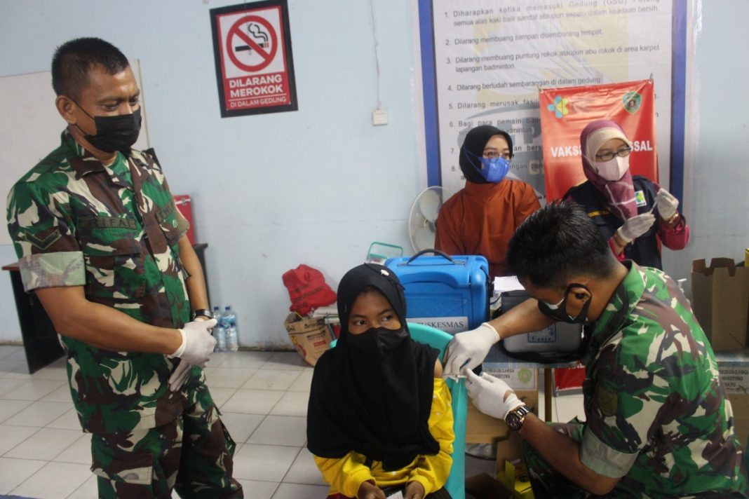 Kolaborasi Nakes Kodim 0913/PPU Dengan Nakes Puskesmas Petung Saat Di Vaksinasi