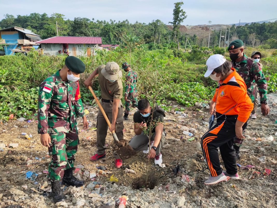 Wujudkan Lingkungan Hijau, Satgas Yonif RK 732/Banau Bersama Warga Tanam Pohon Trambesi dan Pohon Mahoni