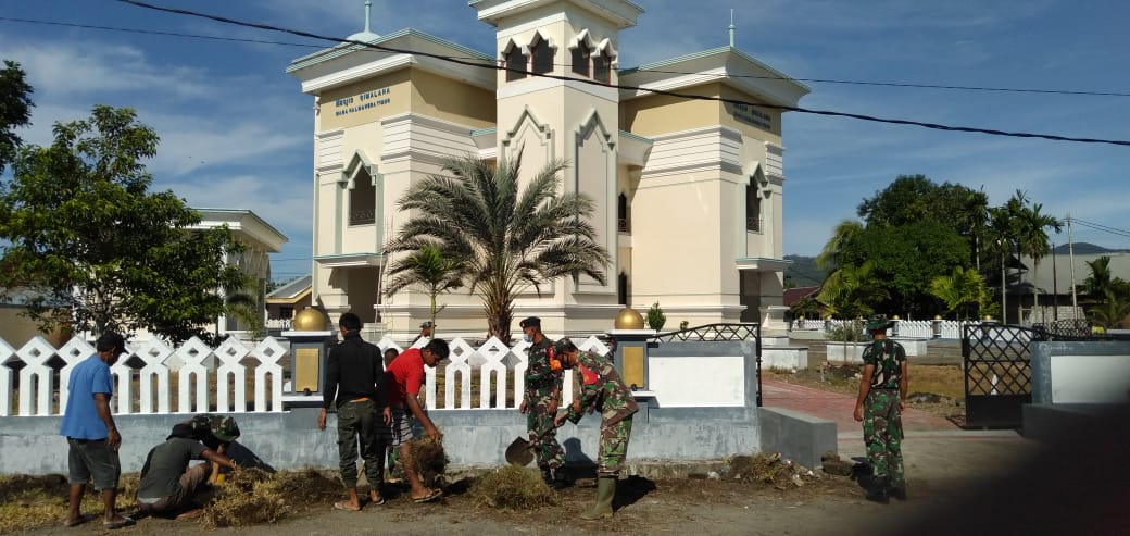 Sambut Bulan Ramadhan, Satgas Kodim Maluku Utara Yonif RK 732/Banau Bersama Warga Bersihkan Masjid