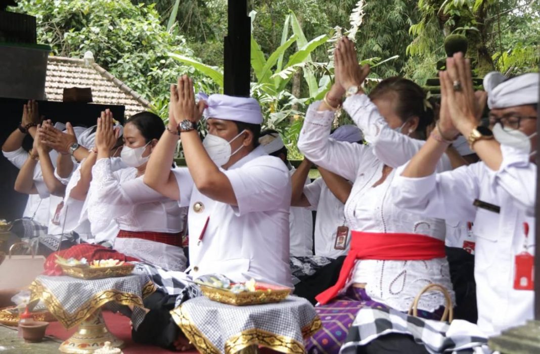 Mohon Kerahayuan Jagat, Bupati Tabanan Sembahyang di Padmasana Kantor Bupati dan Luhur Batukau