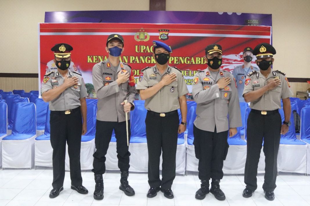 Tiga Personel Polres Buleleng Mendapatkan Kenaikan Pangkat Pengabdian Setingkat Lebih Tinggi