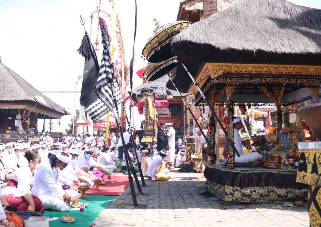 Karya Bhakti Tawur Tabuh Gentuh, Pemkab Buleleng lakukan Persembahnyang di Pura Ulun Danu Batur Bangli