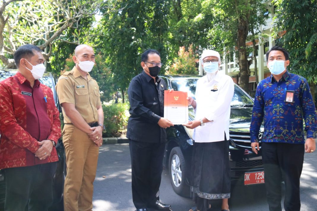 Dukung Kelancaran Tugas FKUB dan KPA, Cok Ace Serahkan Bantuan Kendaraan Operasional