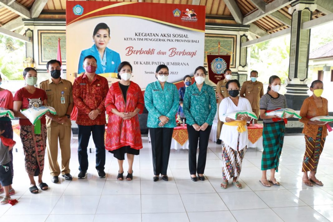 Tim Penggerak PKK Provinsi Bali Gelar Aksi Sosisal Berbakti dan Berbagi di Jembrana
