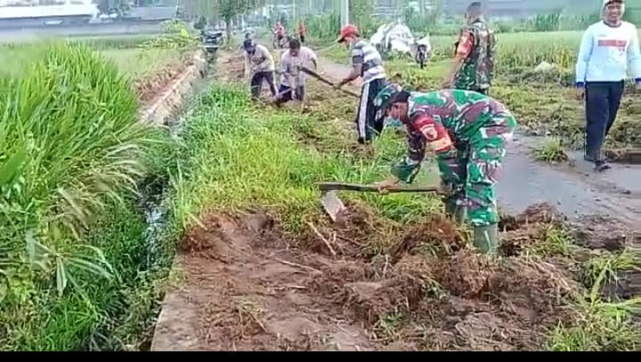 Peduli Kebersihan Lingkungan, Anggota Koramil Tipe B 0808/16 Talun Bersama Warga Gelar Kerja Bakti