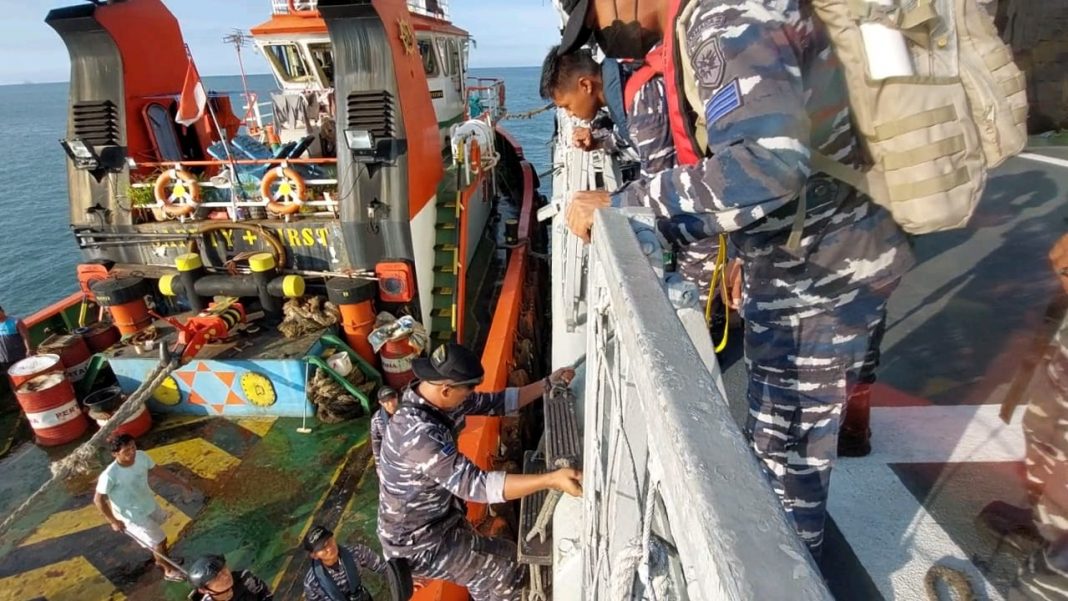 Lanal Palu Tangkap Kapal Muatan Nikel Illegal di Teluk Lasolo Sulawesi Tenggara