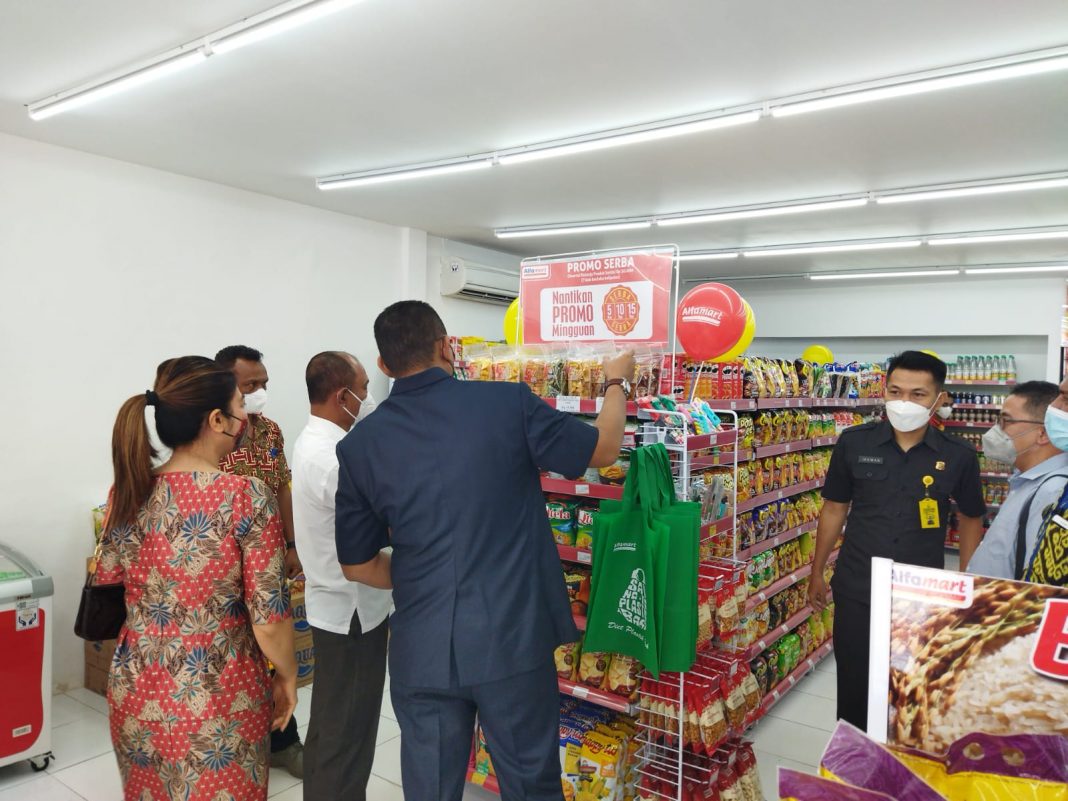 Mulai Dibuka Hari Ini, Wabup dan Kajari Belu Belanja di Alfamart