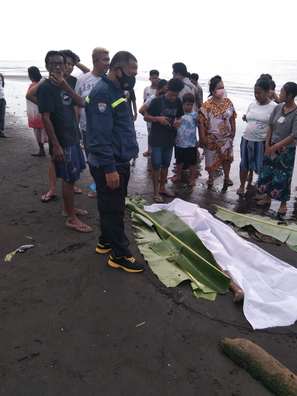Mandi di Pantai, Nama Ditemukan Sudah Meninggal