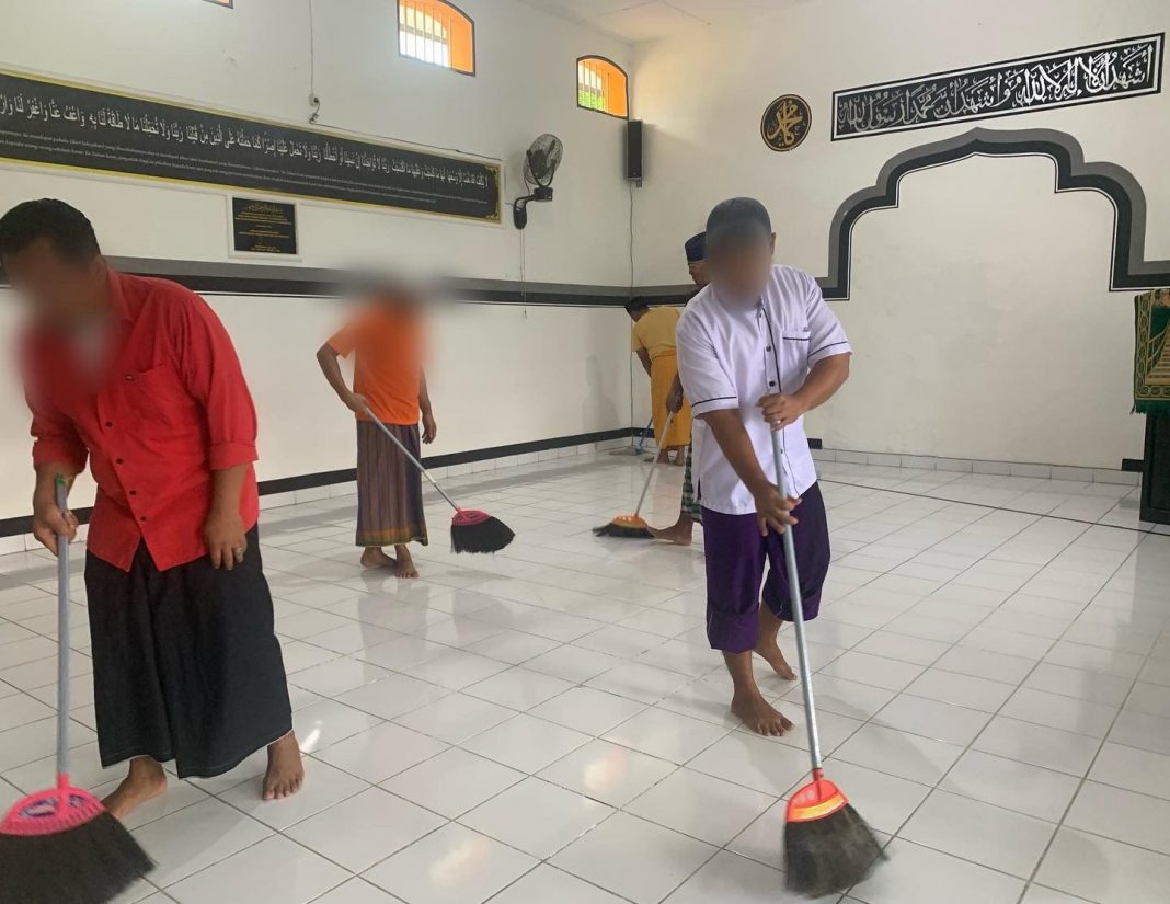 Ramadhan Tiba, Warga Binaan Lapas Singaraja Gelar Pengajian dan Bersih-Bersih Masjid