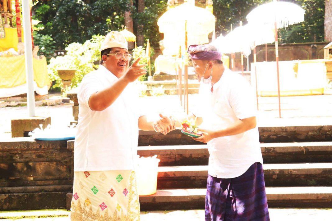 Bupati Suradnyana Pimpin Bhakti Penganyar Pemkab Buleleng di Pura Luhur Giri Salaka Alas Purwo